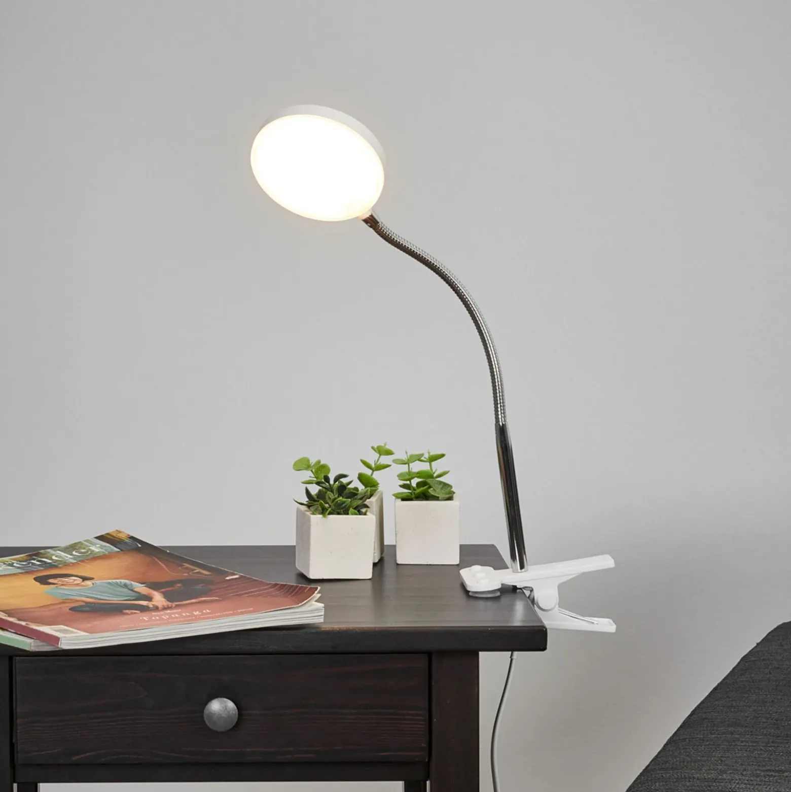Lámpara de pinza LED Lindby Milow, blanca, metal, 36 cm de altura