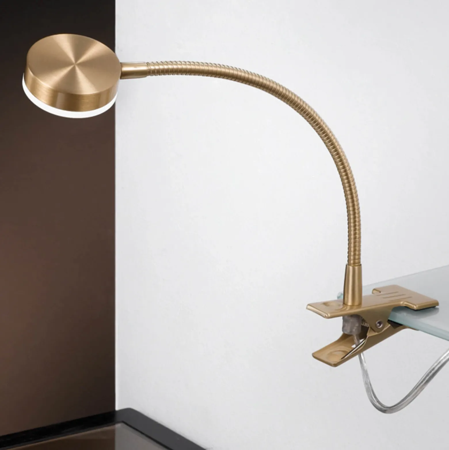Lámpara de pinza LED Mira, brazo flexible, dorada