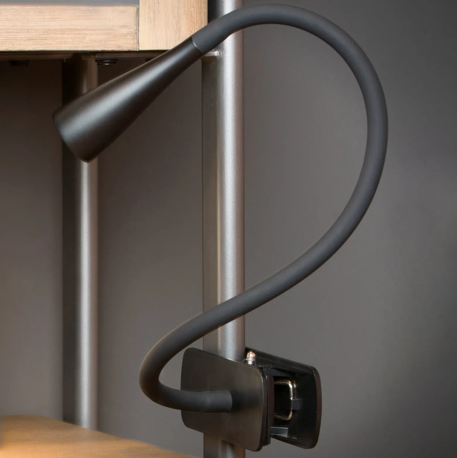 Lámpara de pinza LED Zozy, negra, 3-StepDim, brazo flexible