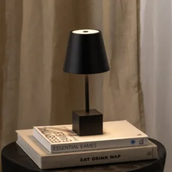 Lámpara de sobremesa Lindby LED recargable Janea CUBE, negra, metal