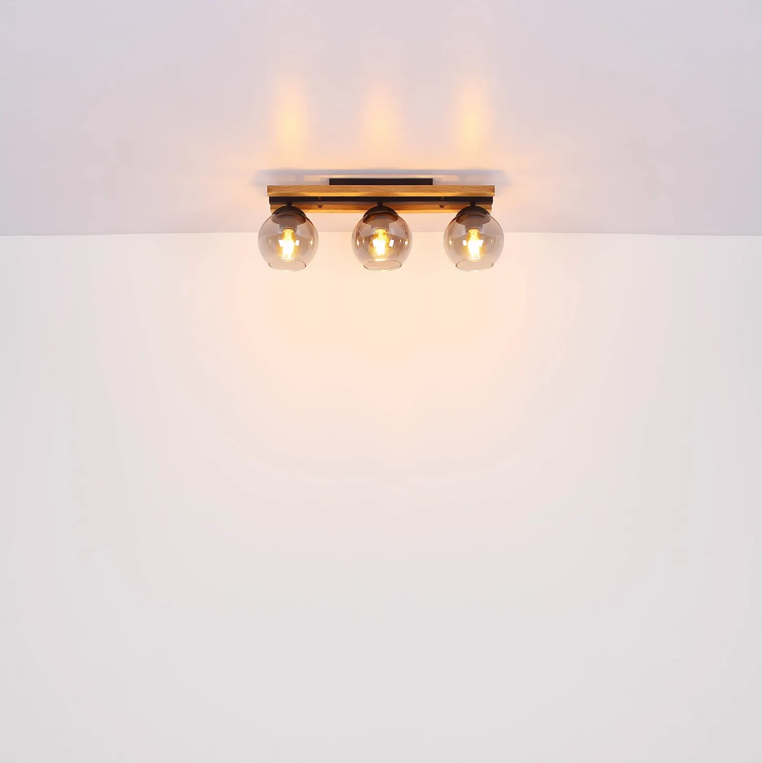 Lámpara de techo Conni, longitud 60 cm, gris humo, madera/vidrio, 3 luces.