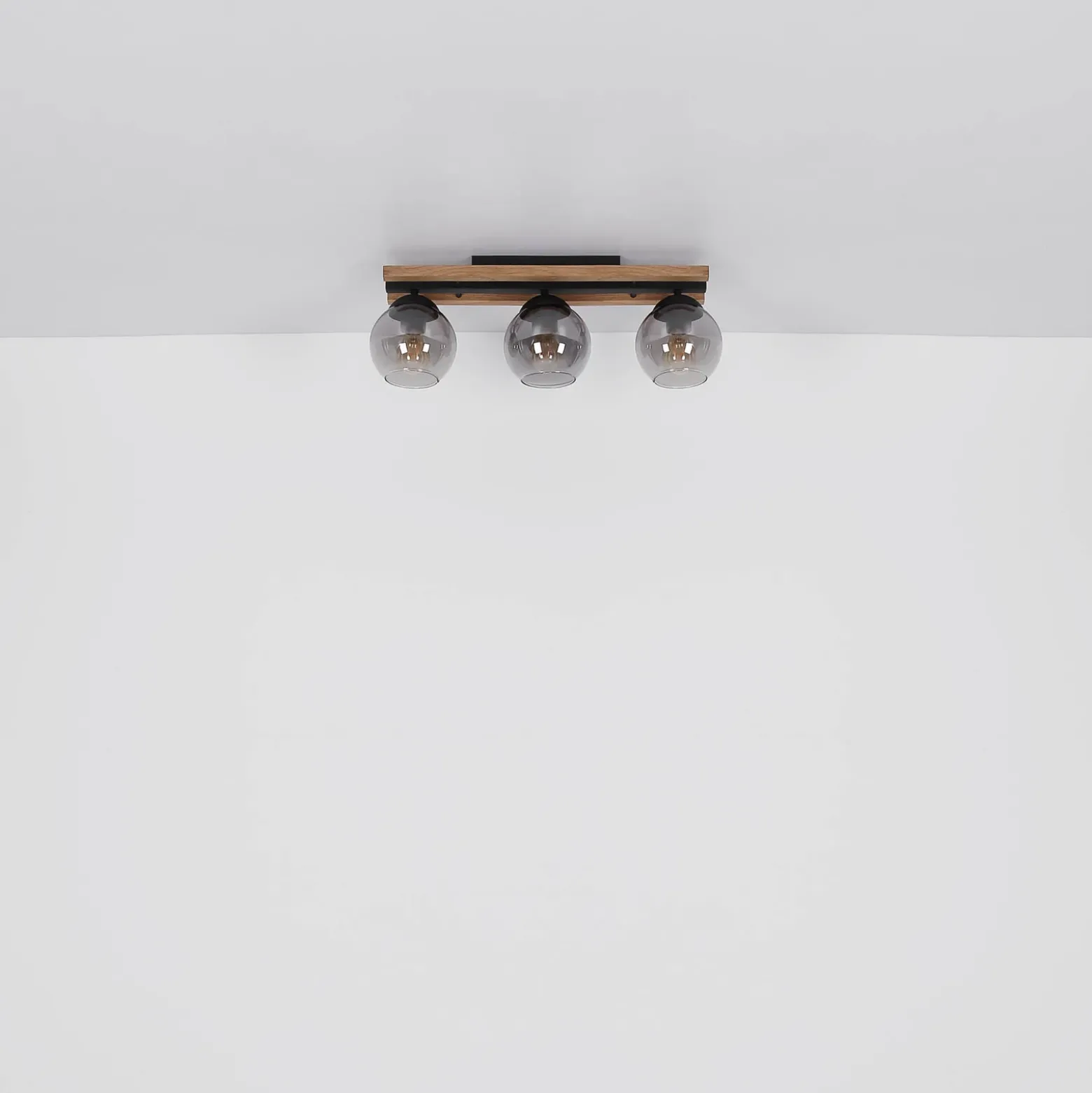 Lámpara de techo Conni, longitud 60 cm, gris humo, madera/vidrio, 3 luces.