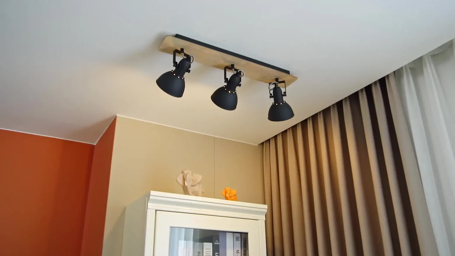 Lámpara de techo Lindby Aylis, 3 luces, 60 cm, negra, madera, E14