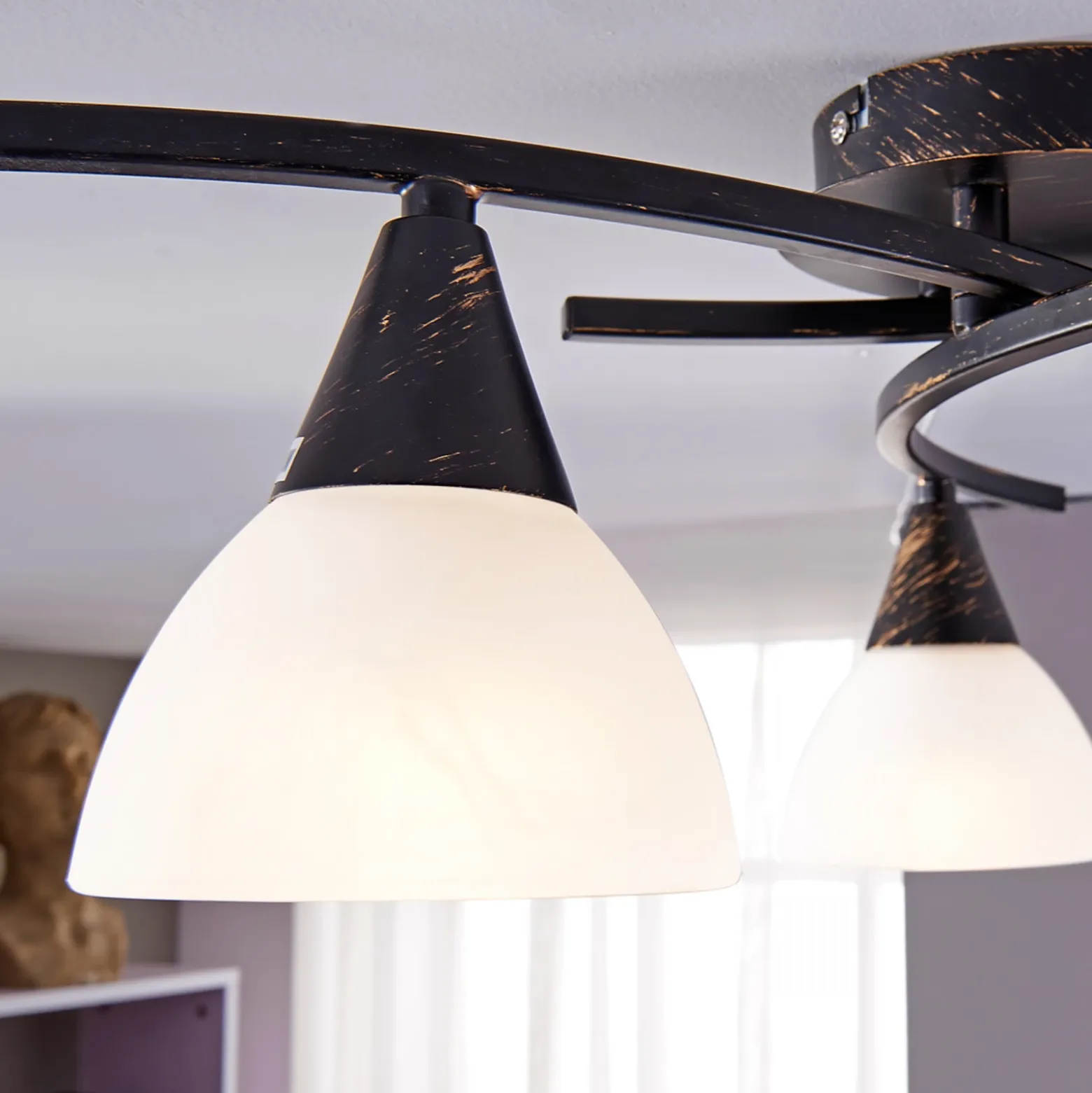 Lámpara de techo Lindby Della, negro-oro, Ø 58 cm, 3 luces, E14