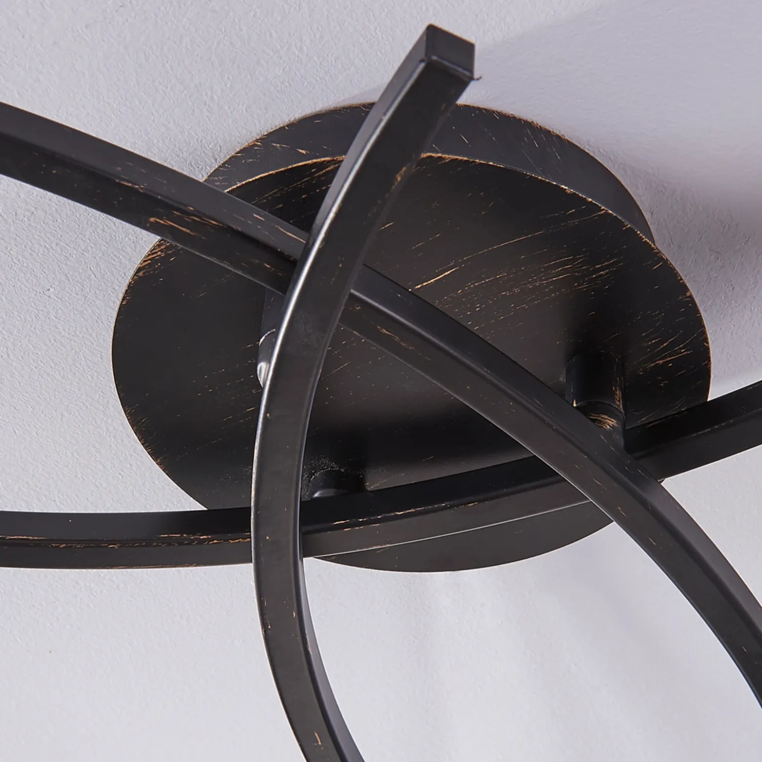 Lámpara de techo Lindby Della, negro-oro, Ø 58 cm, 3 luces, E14