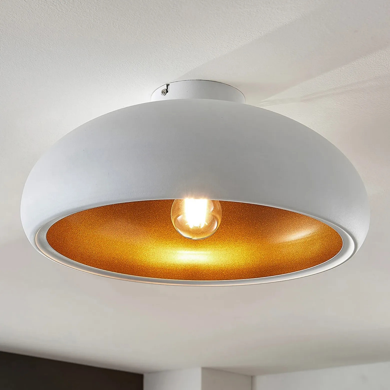 Lámpara de techo Lindby Gerwina, blanco/oro, metal, 40 cm, E27