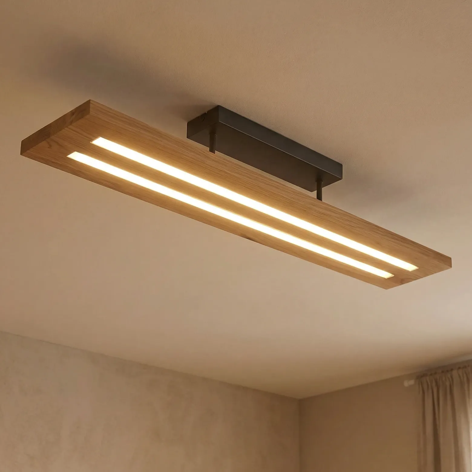 Lámpara de techo Lindby LED Nesaja, negra, madera, 98cm, atenuable