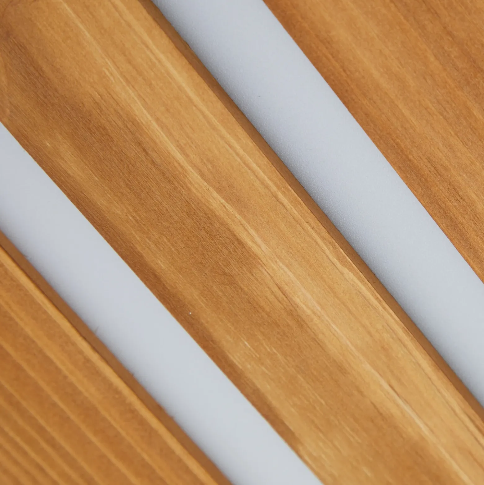 Lámpara de techo Lindby LED Nesaja, negra, madera, 98cm, atenuable