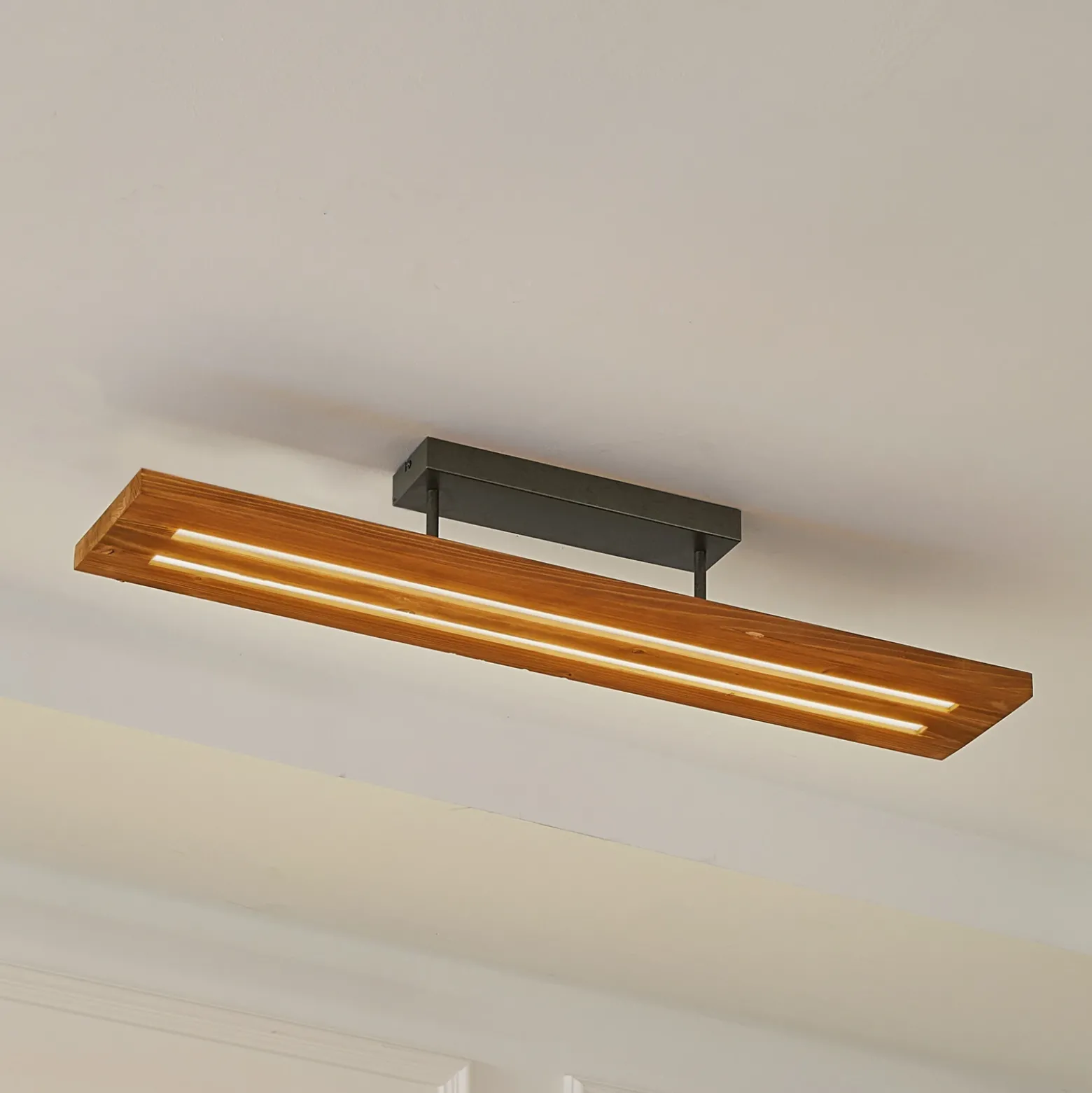 Lámpara de techo Lindby LED Nesaja, negra, madera, 98cm, atenuable