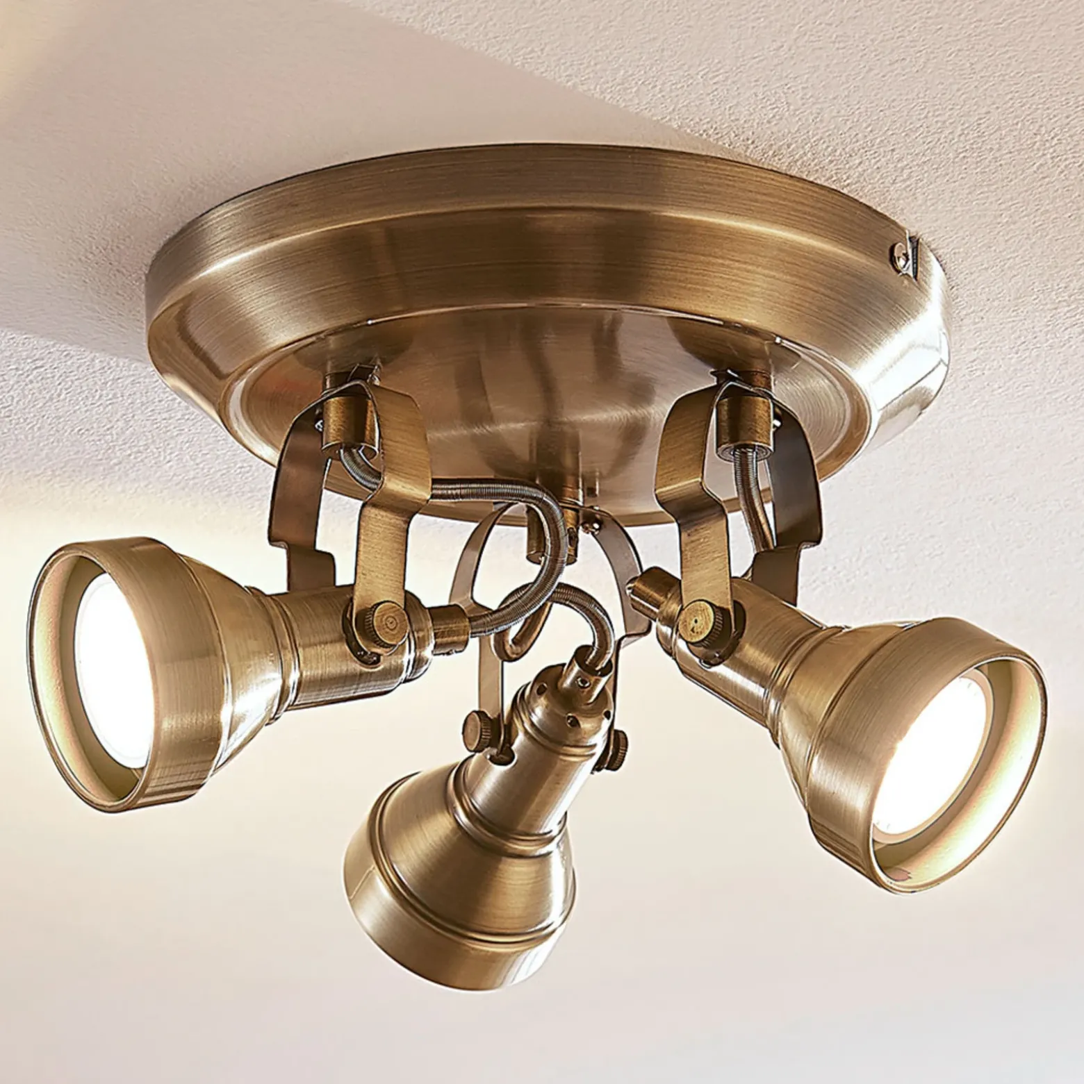 Lámpara de techo Lindby Perseas, Ø 22cm, 3 luces, latón antiguo, GU10