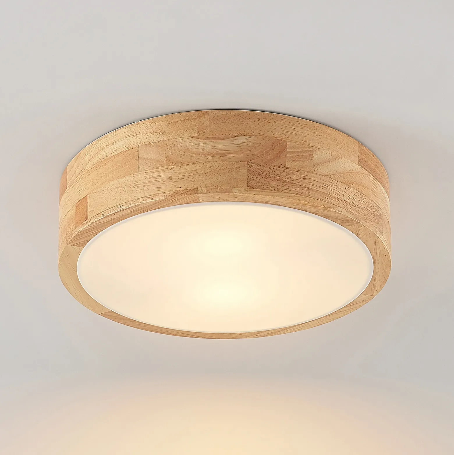 Lámpara de techo Lindby Tanju, Ø 30 cm, 2 luces, madera de caucho, E27