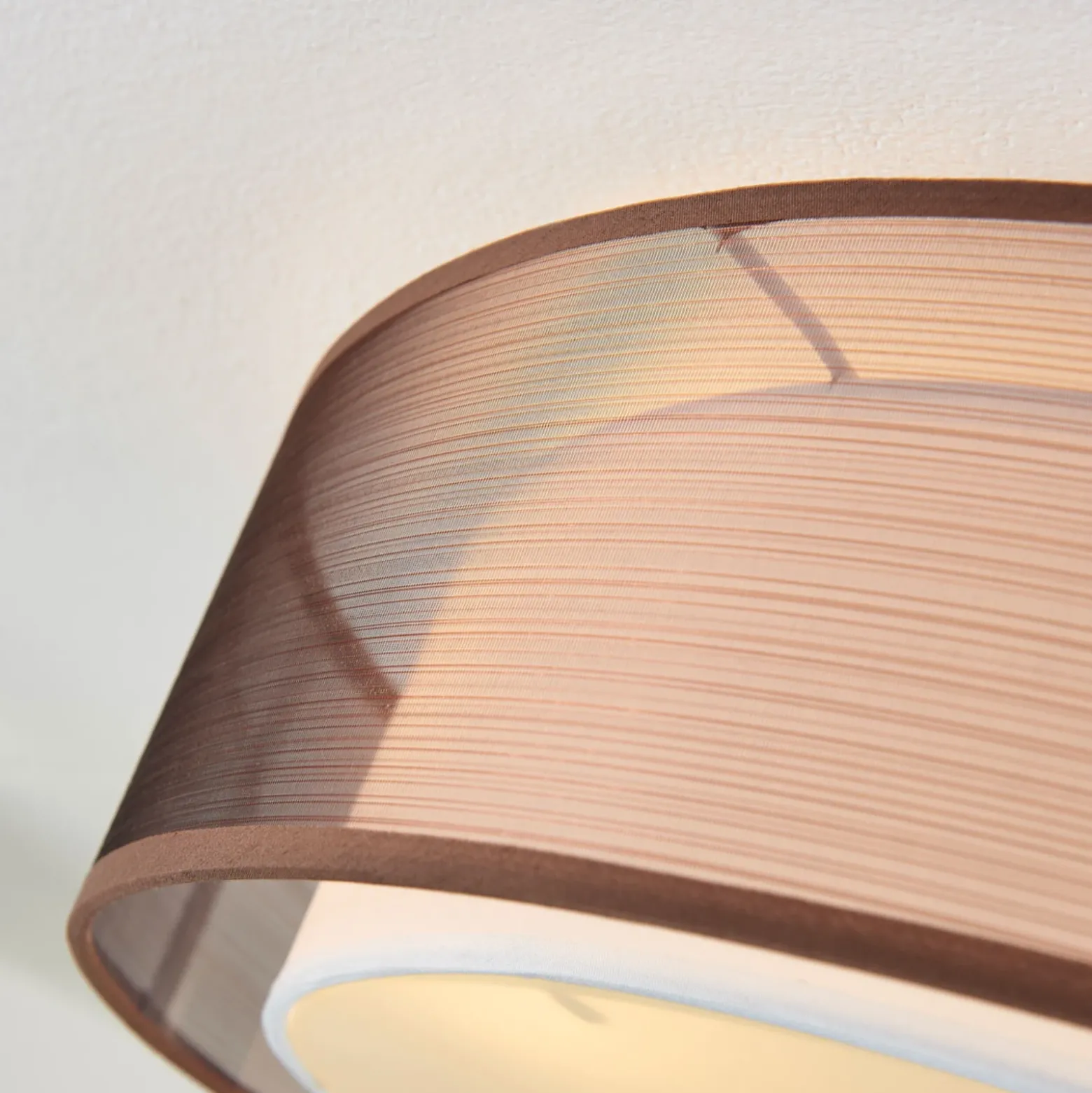 Lámpara de techo Lindby Tobia, marrón, de tela, Ø 50 cm, E27