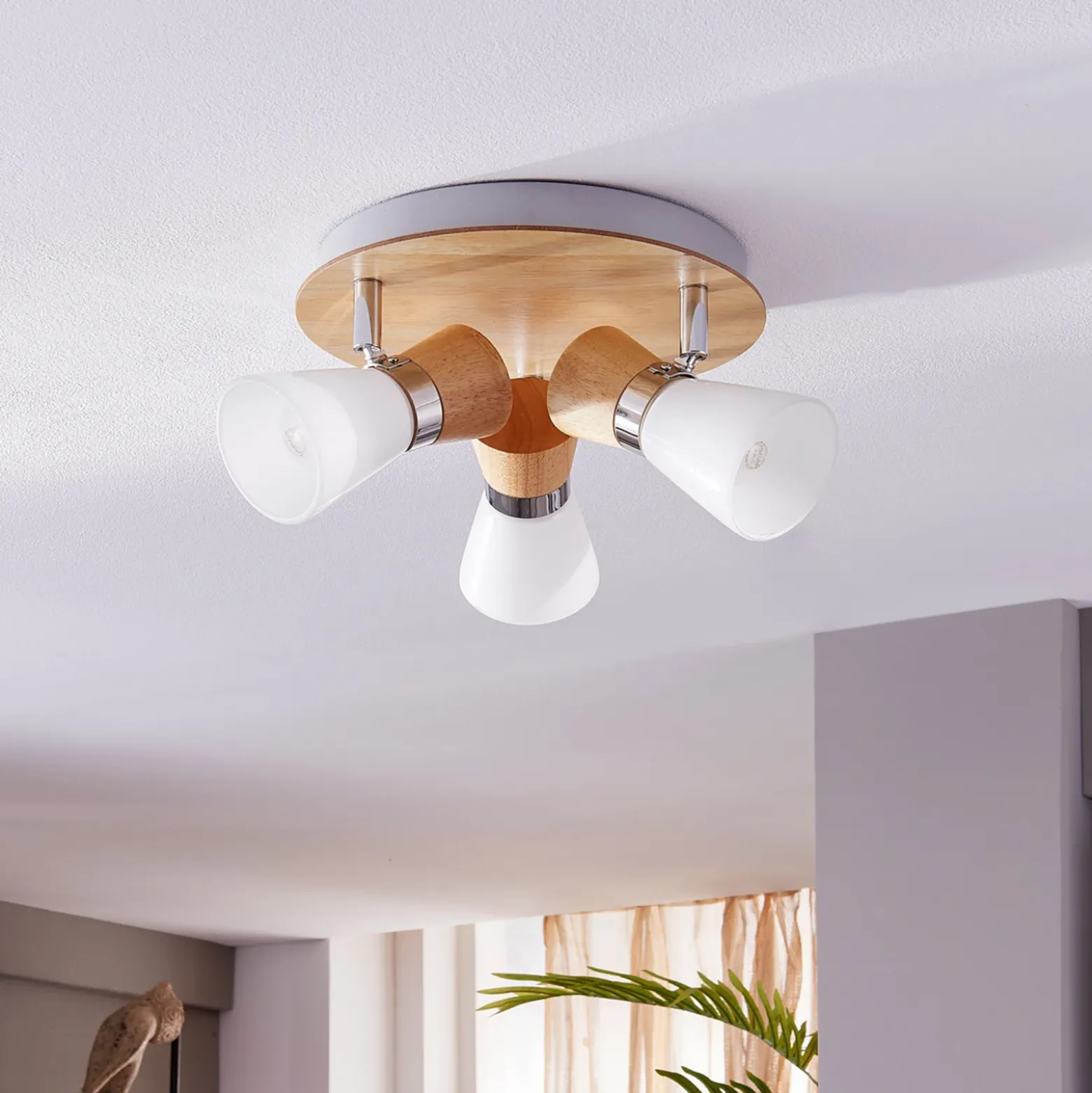 Lámpara de techo Lindby Vivica, Ø 26 cm, cromo/madera, 3 luces