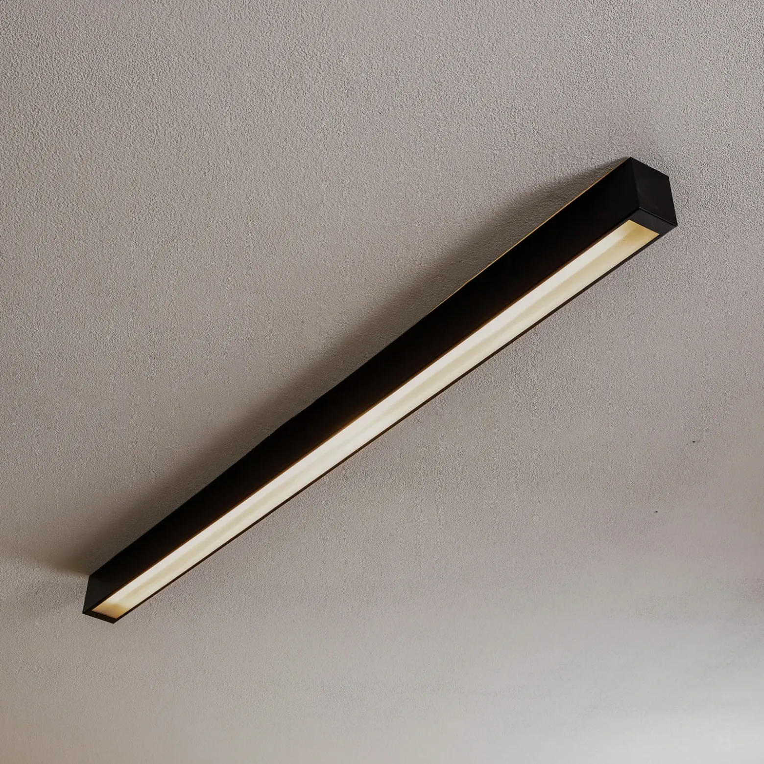Lámpara de techo Straight negra de 122 cm