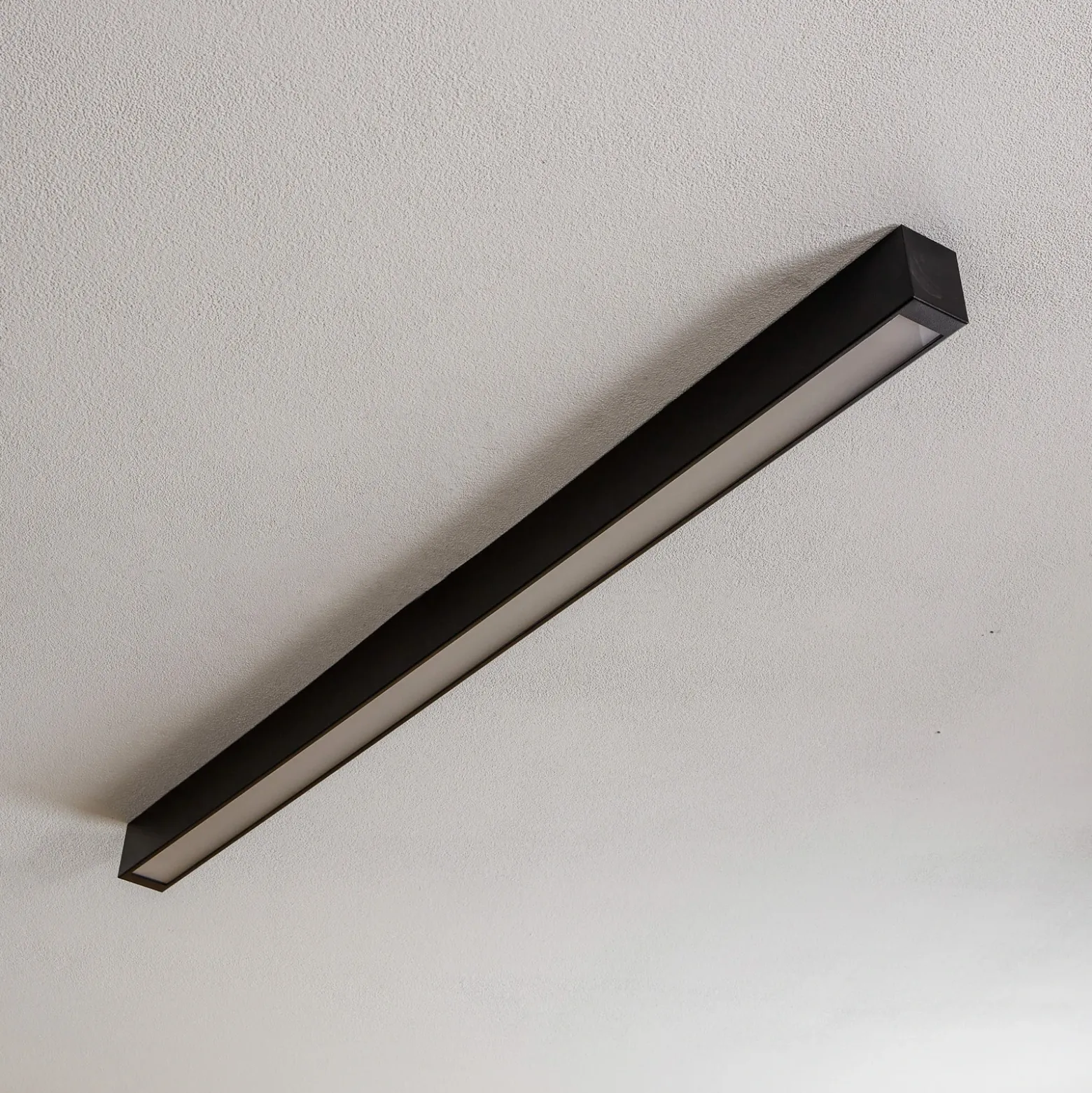 Lámpara de techo Straight negra de 122 cm