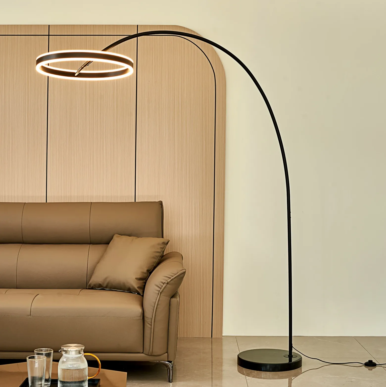 Lámpara LED arqueada Lucande Yekta, negra, 183 cm, atenuable