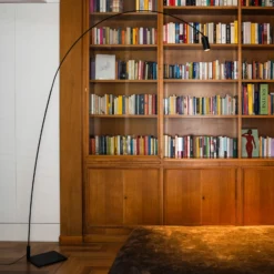 lámpara LED arqueada Nemo Fox, orientable, con atenuador