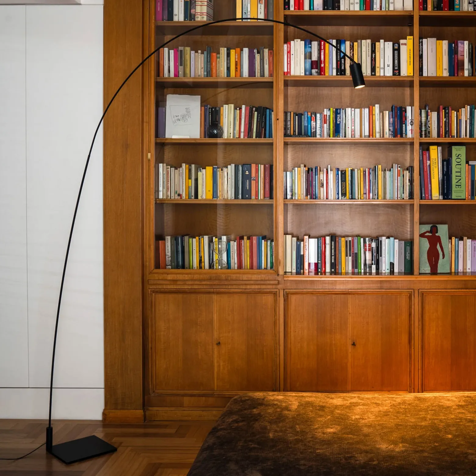 lámpara LED arqueada Nemo Fox, orientable, con atenuador