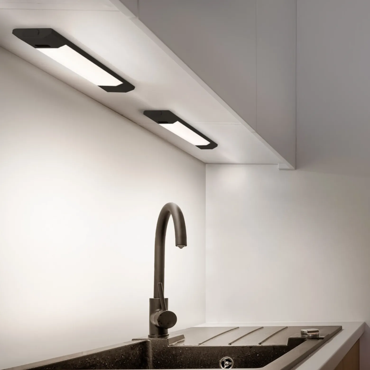 Lámpara LED bajo mueble OSRAM Linear Edge Sensor 30 cm negro CCT