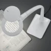 Lámpara LED con lupa Lupo en blanco