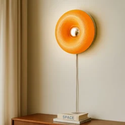 Lámpara LED de mesa/pared Fjora de Lindby, naranja/cromo, Ø30 cm, atenuable.