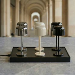 Lámpara LED de mesa recargable Quill cromada/beige/negra, estación de carga
