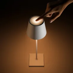 Lámpara LED de mesa recargable Nuindie, USB-C, cobre, IP54, atenuable
