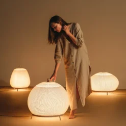 lámpara LED de suelo Knit 7492 beige, altura 51 cm, 927 Casambi, de Vibia