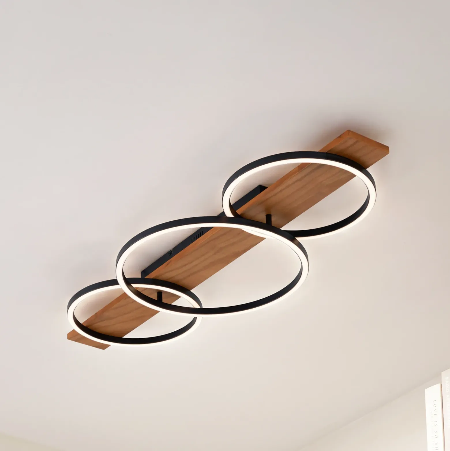 Lámpara LED de techo Lindby Galad, negra, madera, 3 luces, 98 cm