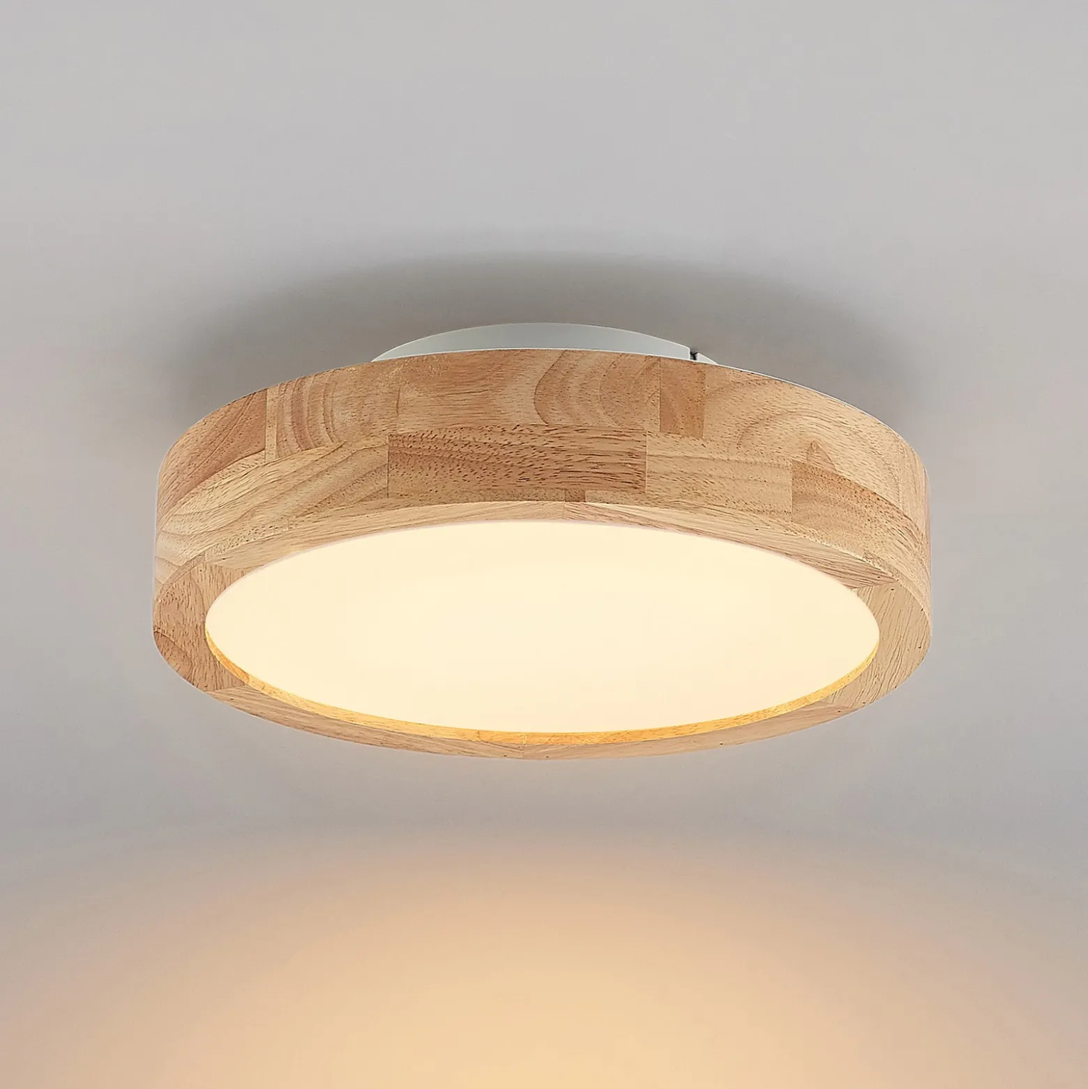 Lámpara LED de techo Lindby Lanira, Ø 30 cm, madera, control remoto, CCT