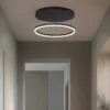 Lámpara LED de techo Lucande Orven, negro/madera, Ø50 cm, atenuable