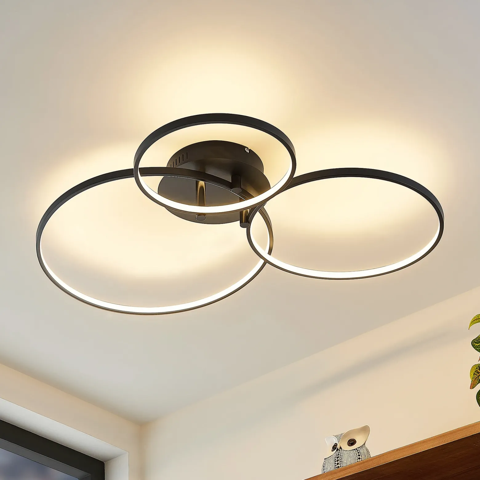 Lámpara LED de techo Rayk de Lindby, negra, metal, 77 cm, atenuable