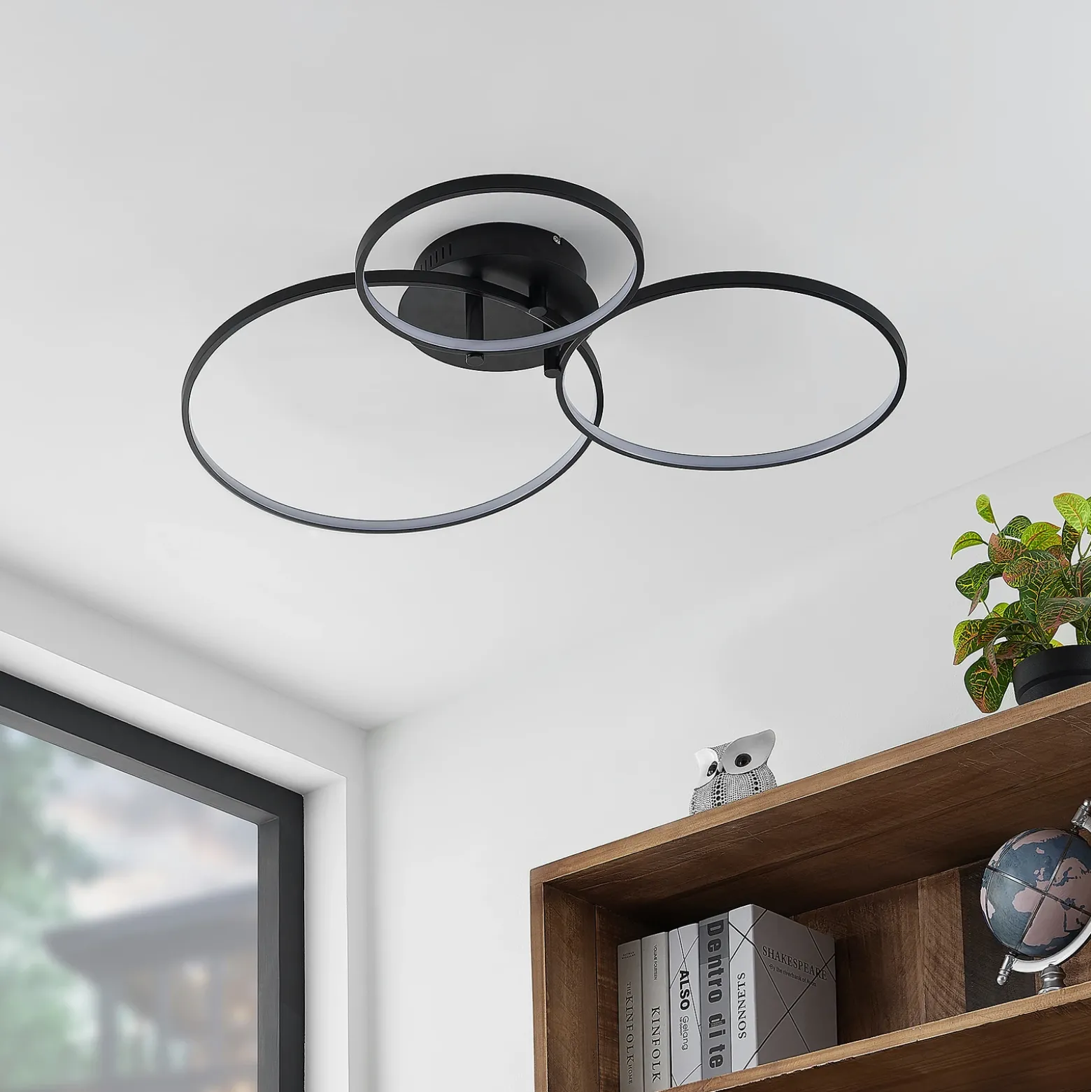 Lámpara LED de techo Rayk de Lindby, negra, metal, 77 cm, atenuable