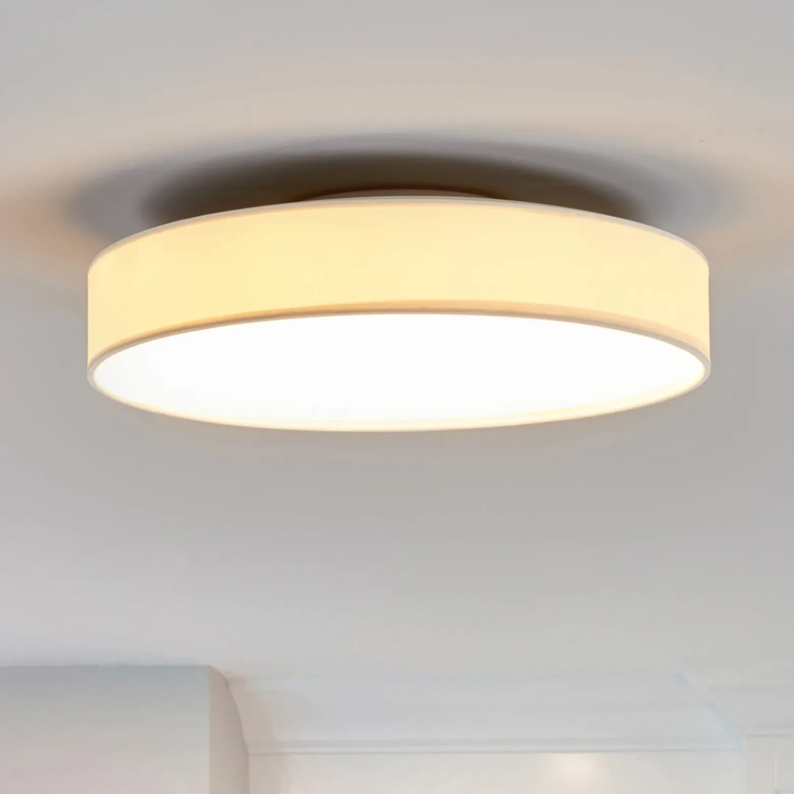 Lámpara LED de techo Saira de Lindby, Ø 40 cm, blanca, textil
