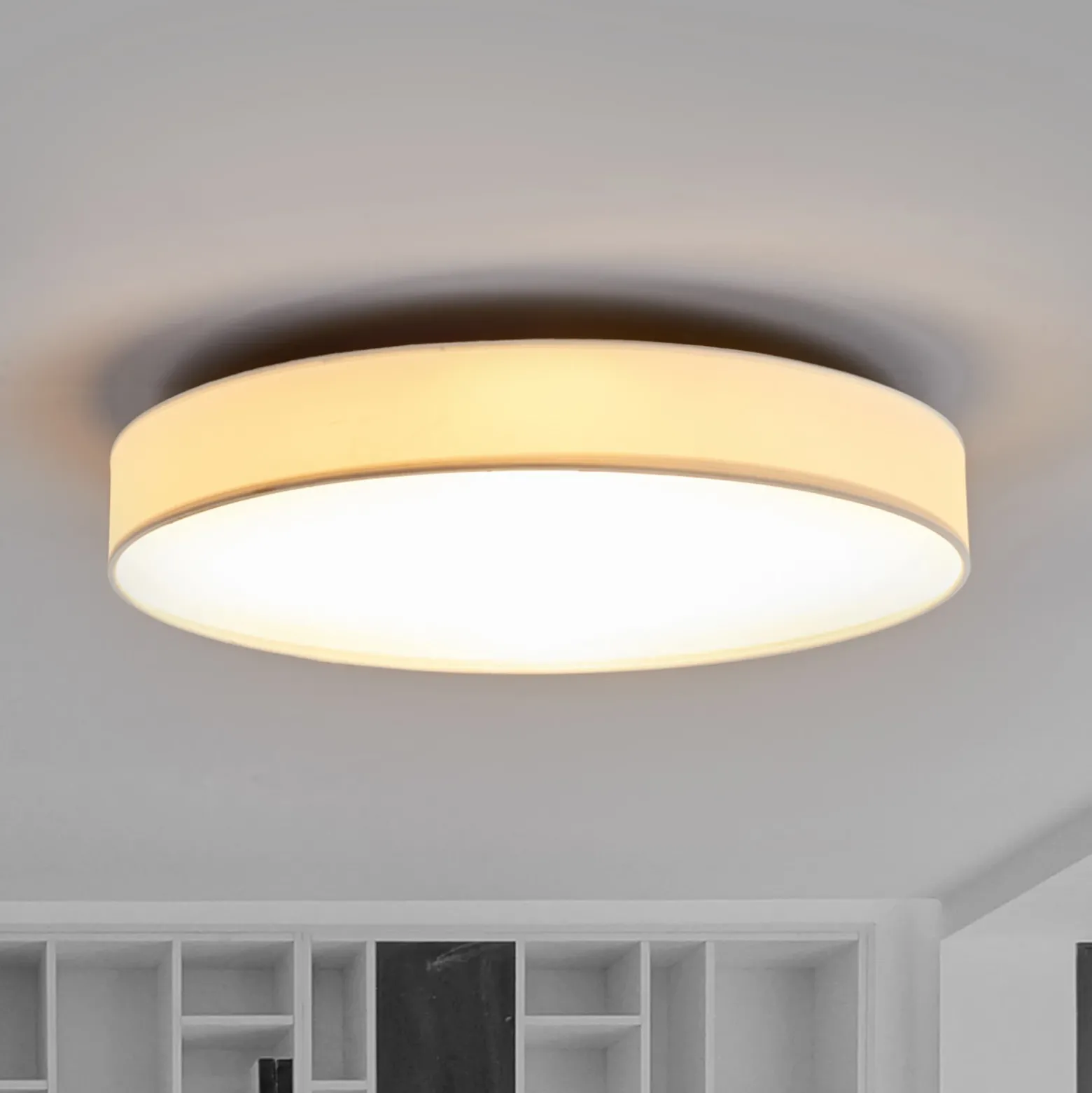 Lámpara LED de techo Saira de Lindby, Ø 50 cm, blanca, textil