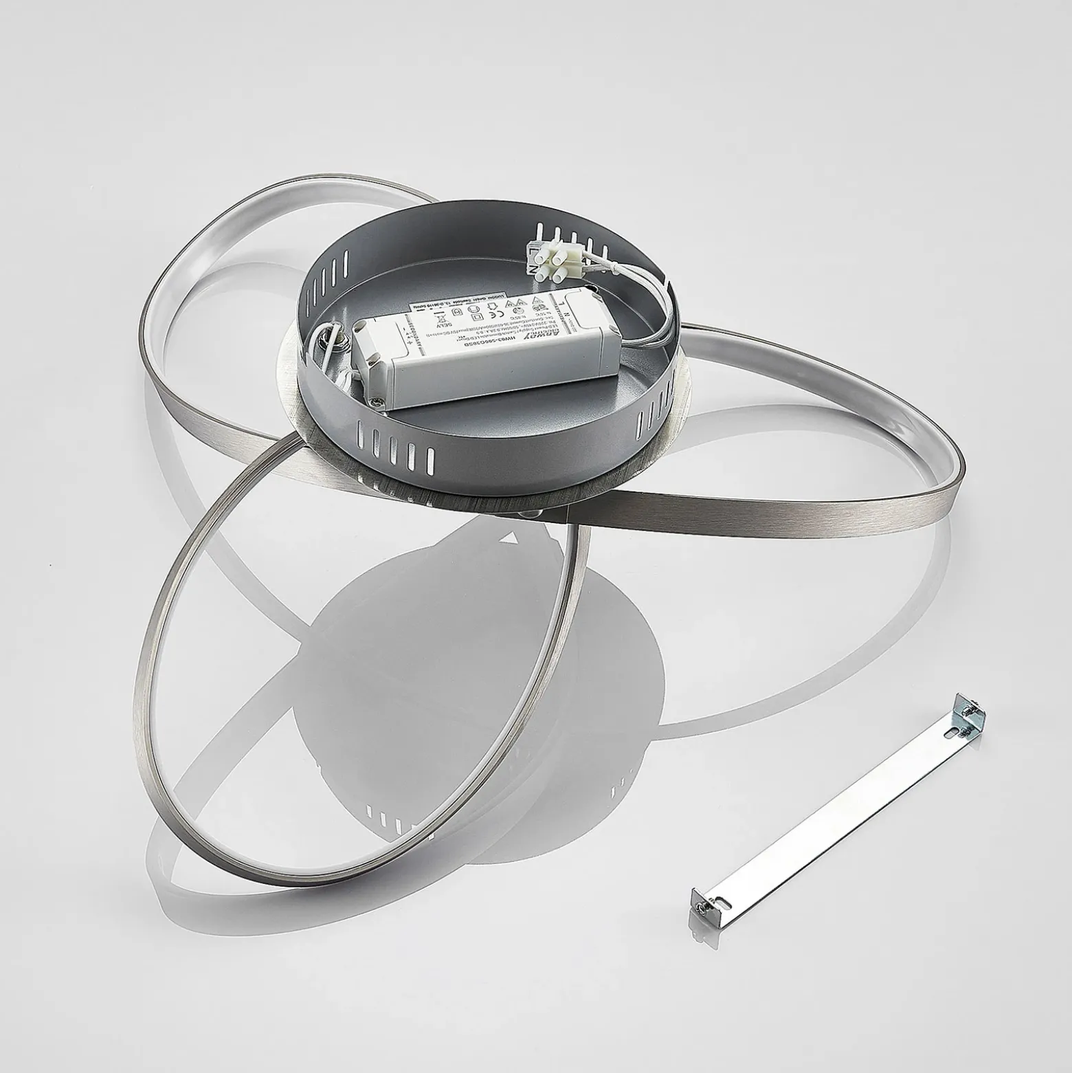Lámpara LED de techo Saliha con formas modernas