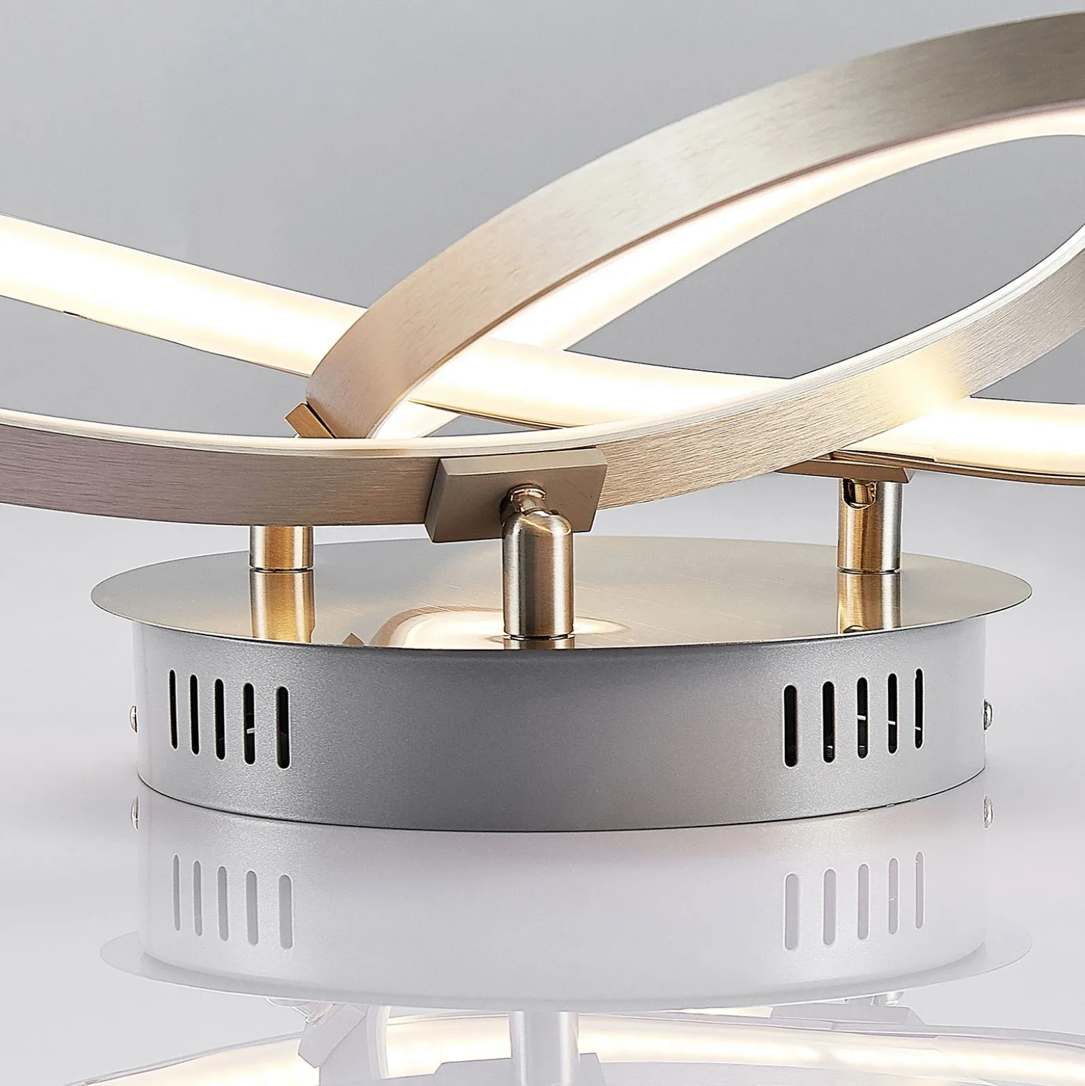 Lámpara LED de techo Saliha con formas modernas