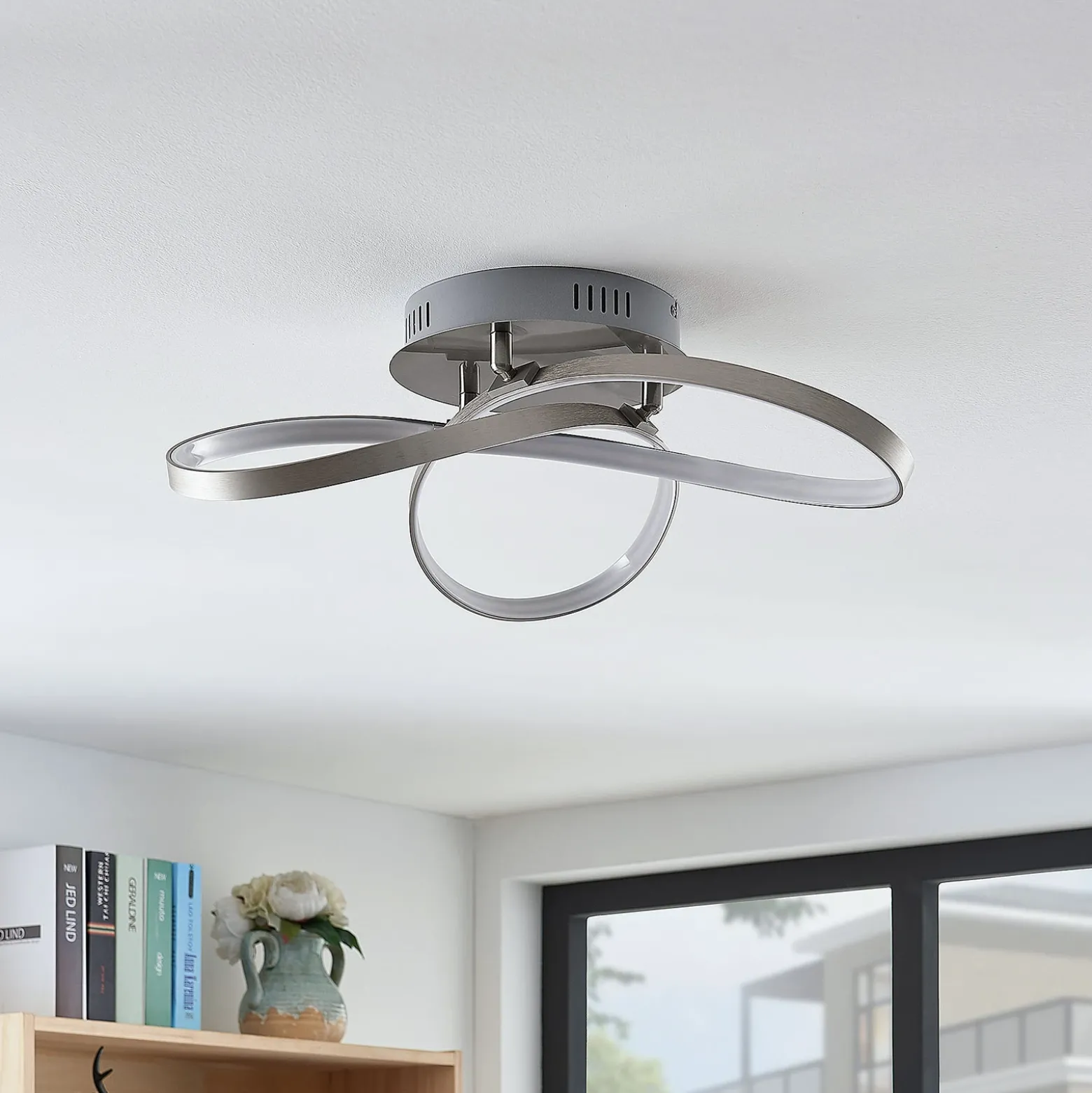 Lámpara LED de techo Saliha con formas modernas