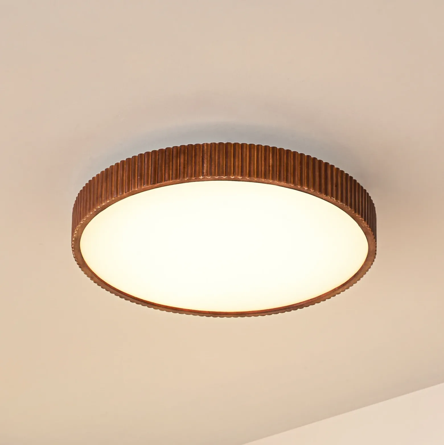 lámpara LED de techo Velua de Lindby, blanco/madera oscura, CCT, Ø 50 cm
