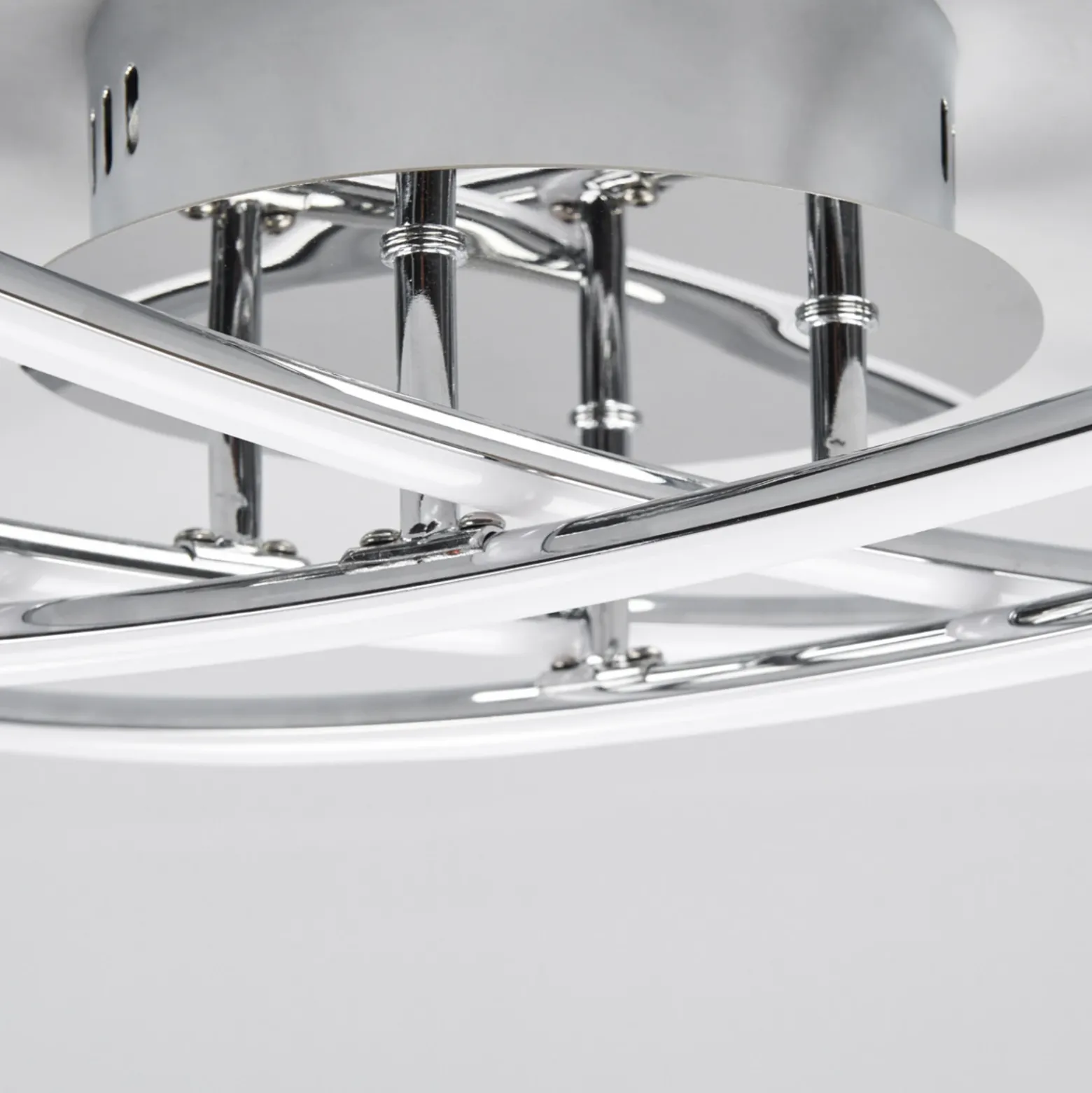 Lámpara LED de techo Yael de Lindby, color cromo, metal, 67 cm de largo