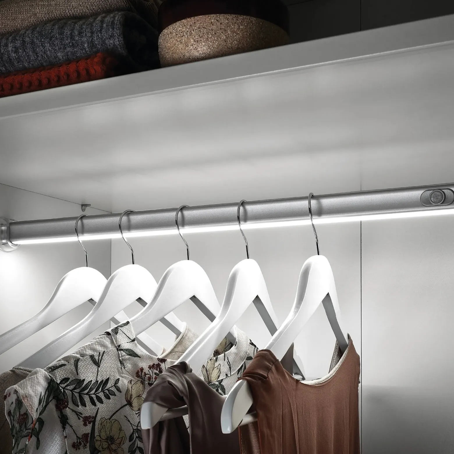 Lámpara LED para barra de ropa con sensor, 60cm