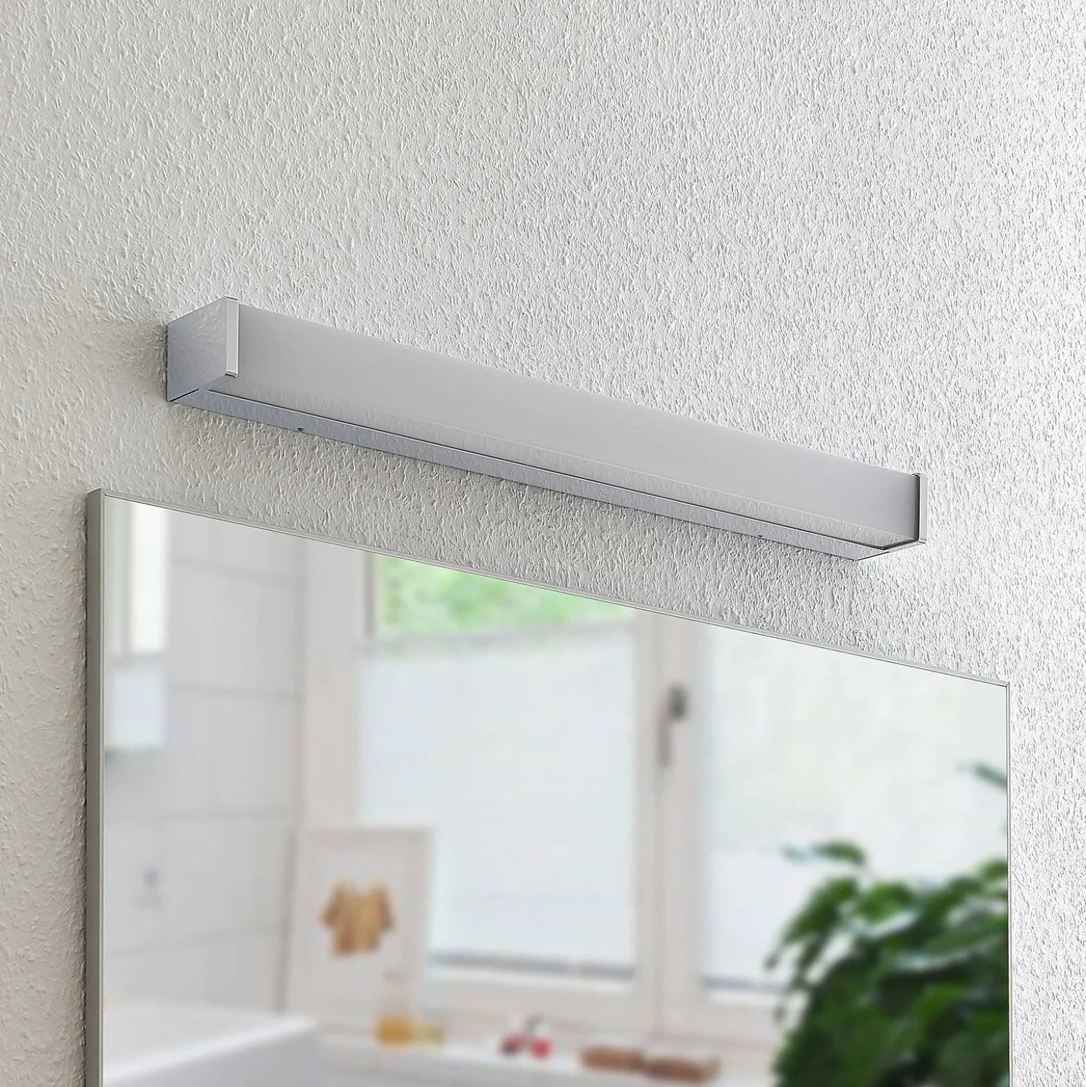 Lámpara LED para cuarto de baño Klea de Lindby, 60 cm, cromo, metal, IP44