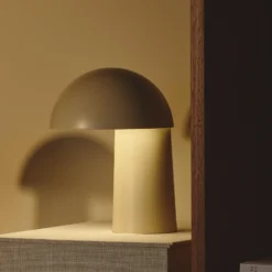 Lámpara LED recargable de mesa Faye Portable, beige, atenuable, USB