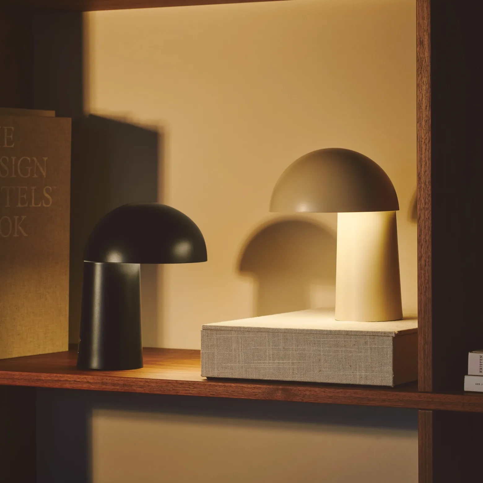 Lámpara LED recargable de mesa Faye Portable, beige, atenuable, USB