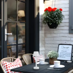 Lámpara LED recargable Lindby Gaja, blanca, USB, IP44, RGBW, atenuable