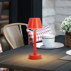 Lámpara LED recargable Lindby Gaja, roja, USB, IP44, RGBW, atenuable