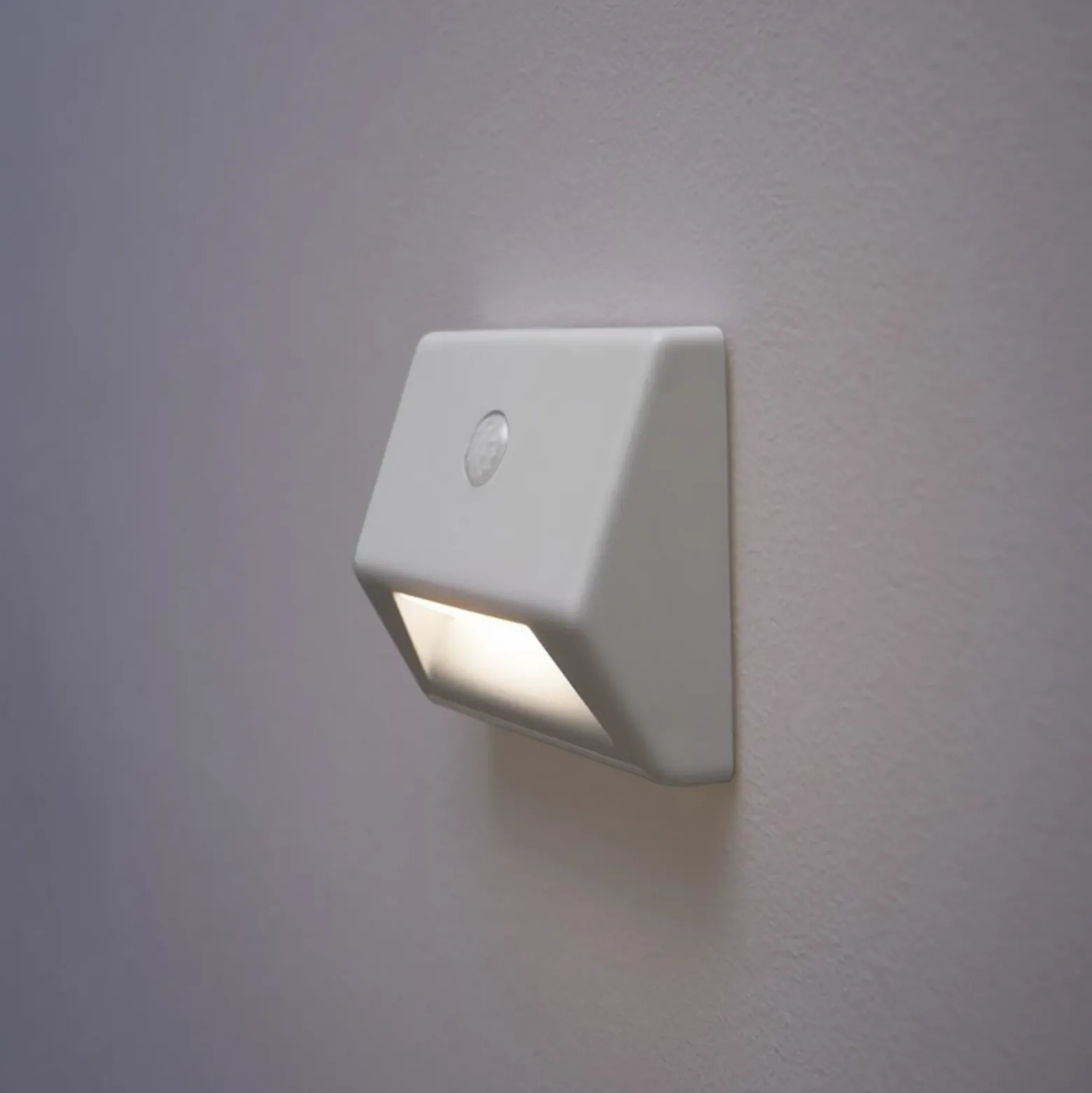 Lámpara nocturna LED NIGHTLUX HALL blanca con sensor y batería IP54 de OSRAM