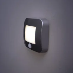 Lámpara nocturna LED NIGHTLUX HALL blanca con sensor y batería IP54 de OSRAM