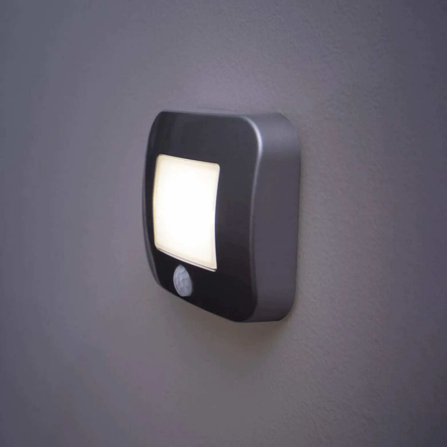 Lámpara nocturna LED NIGHTLUX HALL blanca con sensor y batería IP54 de OSRAM