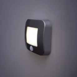 Lámpara nocturna OSRAM NIGHTLUX HALL, sensor plateado, batería IP54